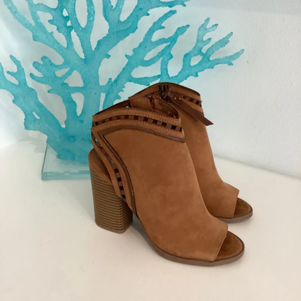 Dolcetta Riley Laser Cut Open Toe Chestnut Ankle Booties Size 6M Chucky Heels